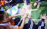 Học sinh Hà Nội thích thú thi gói bánh chưng, giã bánh dày, viết thư pháp